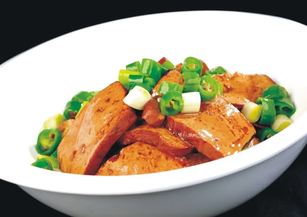 17. Stir-Fried Green Peppers with Dried Tofu 青椒炒香干